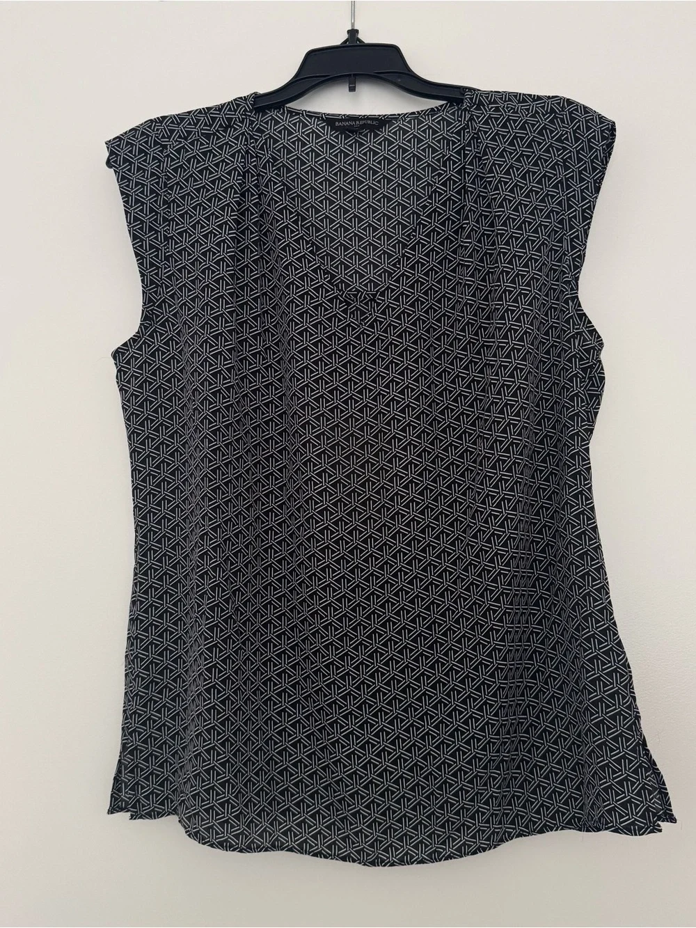 Sleeveless Black & White Geometric V-Neck Top